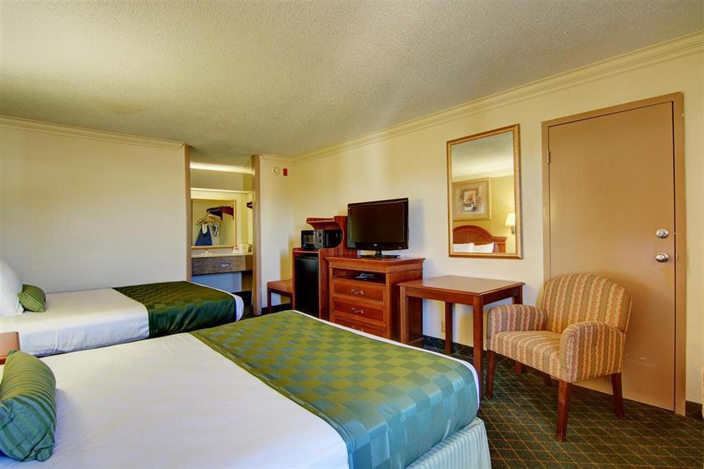 Ramada By Wyndham Macon Hotel Room photo