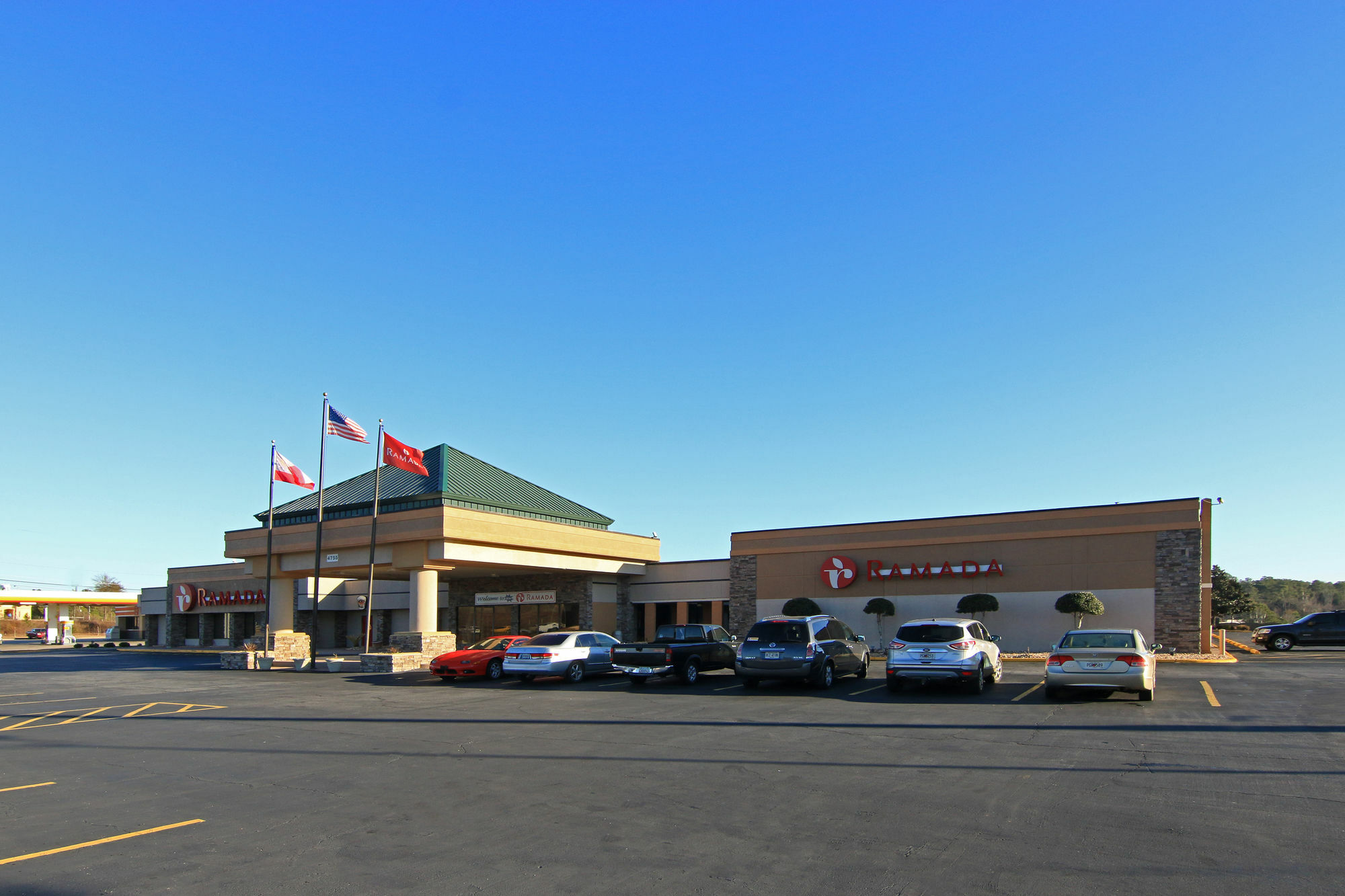 Ramada By Wyndham Macon Hotel Exterior photo